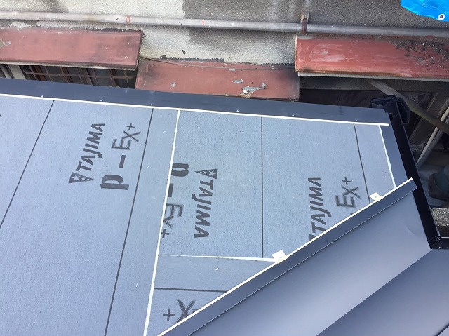 防水紙と板金設置